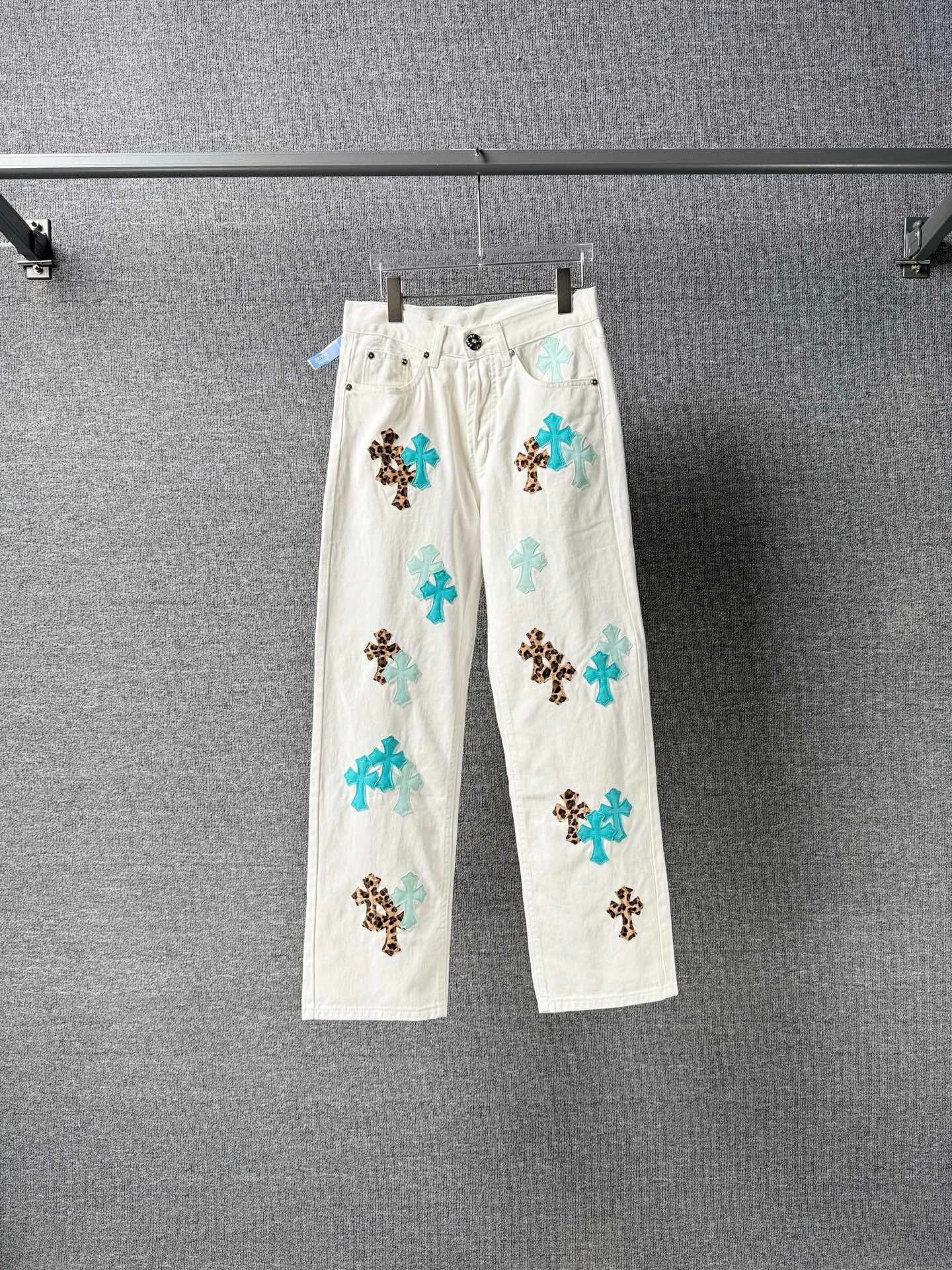 P260 💰 (Top version) Chrome Hearts/Chrome Hearts Classic daytime blue cow series colored leather cross washed color fabric unisex denim trousers Vibe style straight stacked god-level version Carbon fine bias denim color cloth Old vintage complete set of hardware - Chrome Hearts white cow series The high version uses high-ounce custom fabrics, fermentation washing and soft color fixation, soft and thick to wear, the details are all made by hand-polished craftsmanship, all-over printed jacquard fabric Unique design style. Through multiple processes to create a full retro feel. Unique niche non-contrast shirt. Customized distressed spray-painted buttons. Craftsmanship in every detail. Color: blue leather leopard print. Size: 28-30-32-34 (corresponding to S-M-L-XL)